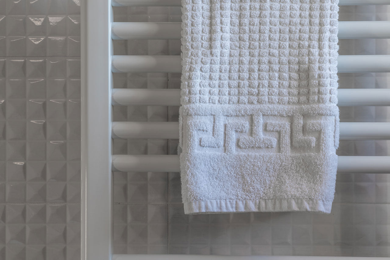 https://www.karpasa.co.uk/cdn/shop/articles/Bath-Towel-VS-Bath-Sheet.jpg?v=1642490109